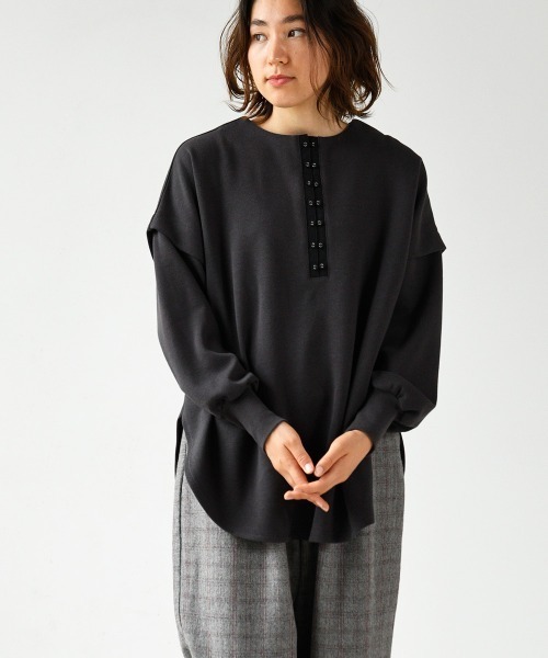 LUPILIEN（ルピリアン）の「ダンボール天竺編みフロントボタンプルオーバー（Tシャツ/カットソー・レディース・チャコールグレー/キャメル/グレイッシュベージュ・FREE）」の2枚目の写真