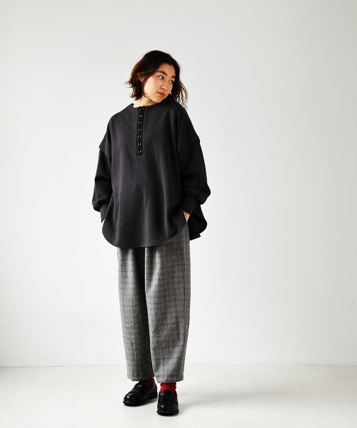 LUPILIEN（ルピリアン）の「ダンボール天竺編みフロントボタンプルオーバー（Tシャツ/カットソー・レディース・チャコールグレー/キャメル/グレイッシュベージュ・FREE）」の17枚目の写真