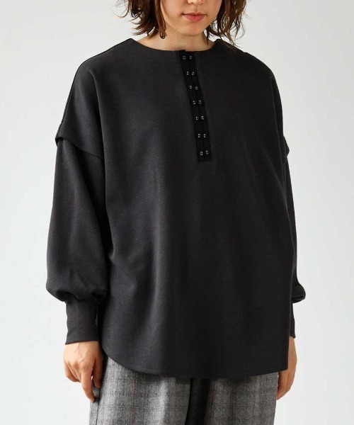 LUPILIEN（ルピリアン）の「ダンボール天竺編みフロントボタンプルオーバー（Tシャツ/カットソー・レディース・チャコールグレー/キャメル/グレイッシュベージュ・FREE）」の6枚目の写真