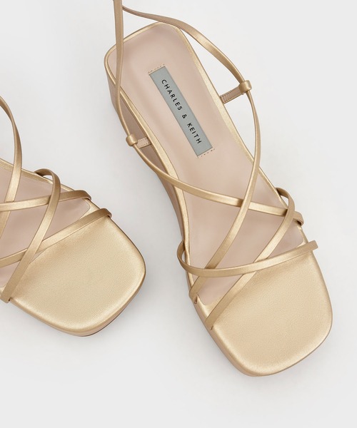 タイムセール中‼️未使用級✨ CHARLES＆KEITH ウエッジサンダル 24 ストラッピー フラットフォームウエッジサンダル - マルチ