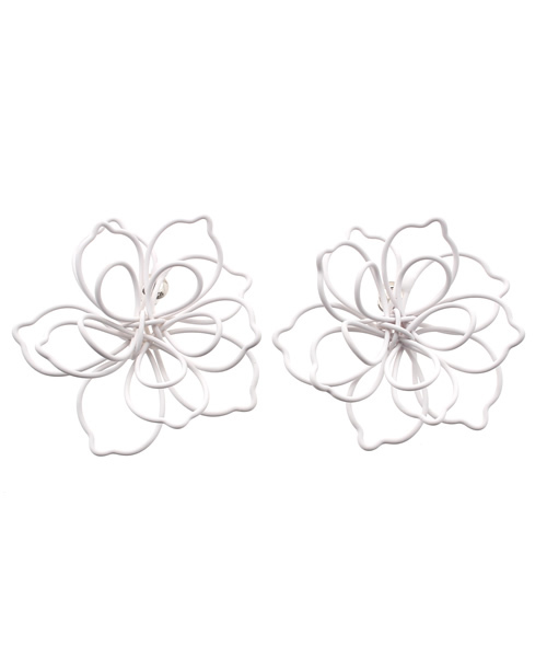 WEGO（ウィゴー）の「WEGO/BIGフラワーピアス（ピアス（両耳用）・レディース・ホワイト/ブラック・FREE）」の2枚目の写真