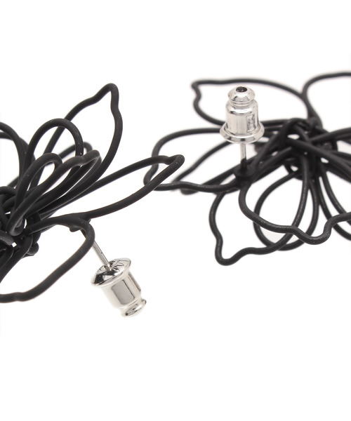 WEGO（ウィゴー）の「WEGO/BIGフラワーピアス（ピアス（両耳用）・レディース・ホワイト/ブラック・FREE）」の3枚目の写真