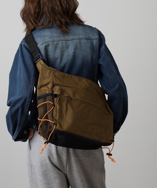 SHELTER】使いやすいスクエア型ショルダーバッグ（ショルダーバッグ