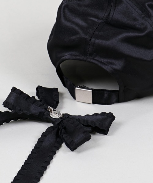 SPINNS（スピンズ）の「ビジュー付き　サテンバックリボンキャップ（キャップ・レディース・ブラック・ONESIZE）」の4枚目の写真