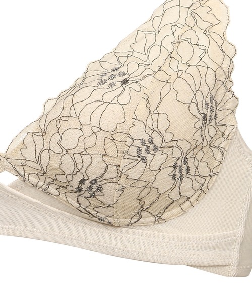 Chut！ INTIMATES（シュットインティメイツ）の「【ズレない！ノンワイヤー】クロスフィットブラ (C385)（ブラジャー・レディース・ワイン/ライトベージュ/ネイビー・B70/C70/D70/E65/E70/G75/D75/B75/E75/G70/D65/C65/F70/C75/F75）」の4枚目の写真