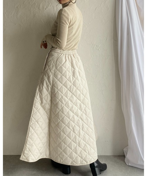She's Closet(シーズクローゼット)の「Aラインボリュームフレアキルティングロングキルトスカート(スカート・レディース・ブラック/アイボリー/ベージュ/カーキ・FREE)」の7枚目の写真