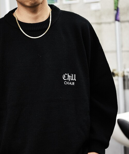 FREAK'S STORE（フリークスストア）の「WEB限定 CHILL CHAIR×FREAK'S STORE/チルチェア 別注 ビッグシルエット バックロゴ クルーネックニット/ワンポイント刺繍（ニット/セーター・メンズ・ブラック/ネイビー/イエロー・SMALL/MEDIUM/LARGE）」の4枚目の写真