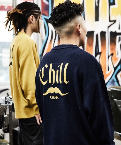 FREAK'S STORE（フリークスストア）の「WEB限定 CHILL CHAIR×FREAK'S STORE/チルチェア 別注 ビッグシルエット バックロゴ クルーネックニット/ワンポイント刺繍（ニット/セーター・メンズ・ブラック/ネイビー/イエロー・SMALL/MEDIUM/LARGE）」の9枚目の写真