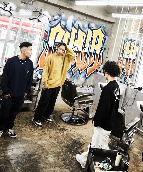 FREAK'S STORE（フリークスストア）の「WEB限定 CHILL CHAIR×FREAK'S STORE/チルチェア 別注 ビッグシルエット バックロゴ クルーネックニット/ワンポイント刺繍（ニット/セーター・メンズ・ブラック/ネイビー/イエロー・SMALL/MEDIUM/LARGE）」の21枚目の写真