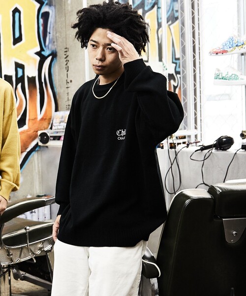 FREAK'S STORE（フリークスストア）の「WEB限定 CHILL CHAIR×FREAK'S STORE/チルチェア 別注 ビッグシルエット バックロゴ クルーネックニット/ワンポイント刺繍（ニット/セーター・メンズ・ブラック/ネイビー/イエロー・SMALL/MEDIUM/LARGE）」の13枚目の写真