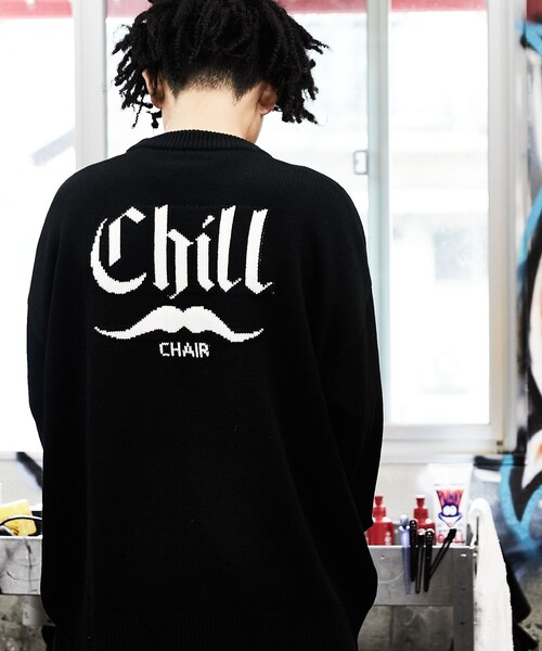 FREAK'S STORE（フリークスストア）の「WEB限定 CHILL CHAIR×FREAK'S STORE/チルチェア 別注 ビッグシルエット バックロゴ クルーネックニット/ワンポイント刺繍（ニット/セーター・メンズ・ブラック/ネイビー/イエロー・SMALL/MEDIUM/LARGE）」の5枚目の写真