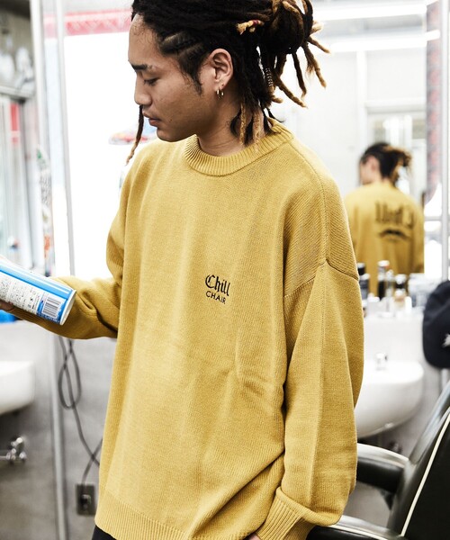FREAK'S STORE（フリークスストア）の「WEB限定 CHILL CHAIR×FREAK'S STORE/チルチェア 別注 ビッグシルエット バックロゴ クルーネックニット/ワンポイント刺繍（ニット/セーター・メンズ・ブラック/ネイビー/イエロー・SMALL/MEDIUM/LARGE）」の18枚目の写真