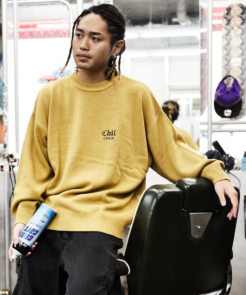 FREAK'S STORE（フリークスストア）の「WEB限定 CHILL CHAIR×FREAK'S STORE/チルチェア 別注 ビッグシルエット バックロゴ クルーネックニット/ワンポイント刺繍（ニット/セーター・メンズ・ブラック/ネイビー/イエロー・SMALL/MEDIUM/LARGE）」の6枚目の写真