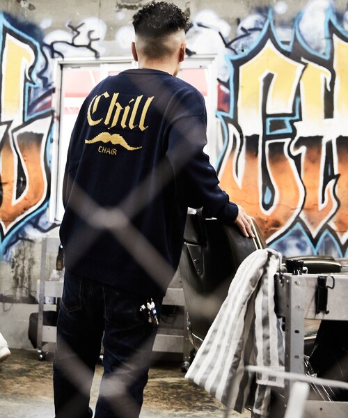 FREAK'S STORE（フリークスストア）の「WEB限定 CHILL CHAIR×FREAK'S STORE/チルチェア 別注 ビッグシルエット バックロゴ クルーネックニット/ワンポイント刺繍（ニット/セーター・メンズ・ブラック/ネイビー/イエロー・SMALL/MEDIUM/LARGE）」の11枚目の写真