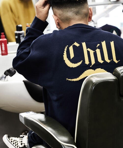 FREAK'S STORE（フリークスストア）の「WEB限定 CHILL CHAIR×FREAK'S STORE/チルチェア 別注 ビッグシルエット バックロゴ クルーネックニット/ワンポイント刺繍（ニット/セーター・メンズ・ブラック/ネイビー/イエロー・SMALL/MEDIUM/LARGE）」の7枚目の写真