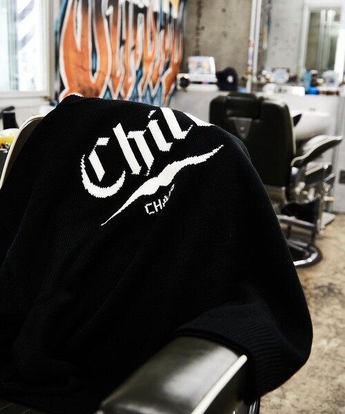 FREAK'S STORE（フリークスストア）の「WEB限定 CHILL CHAIR×FREAK'S STORE/チルチェア 別注 ビッグシルエット バックロゴ クルーネックニット/ワンポイント刺繍（ニット/セーター・メンズ・ブラック/ネイビー/イエロー・SMALL/MEDIUM/LARGE）」の20枚目の写真