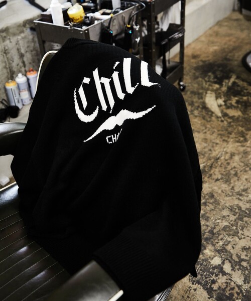 FREAK'S STORE（フリークスストア）の「WEB限定 CHILL CHAIR×FREAK'S STORE/チルチェア 別注 ビッグシルエット バックロゴ クルーネックニット/ワンポイント刺繍（ニット/セーター・メンズ・ブラック/ネイビー/イエロー・SMALL/MEDIUM/LARGE）」の8枚目の写真