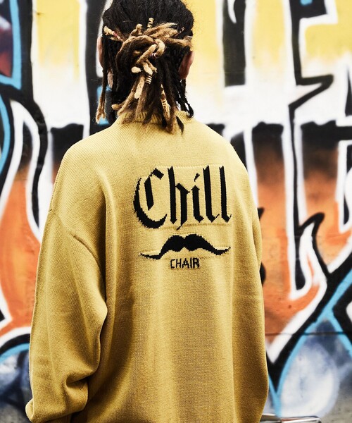 FREAK'S STORE（フリークスストア）の「WEB限定 CHILL CHAIR×FREAK'S STORE/チルチェア 別注 ビッグシルエット バックロゴ クルーネックニット/ワンポイント刺繍（ニット/セーター・メンズ・ブラック/ネイビー/イエロー・SMALL/MEDIUM/LARGE）」の10枚目の写真