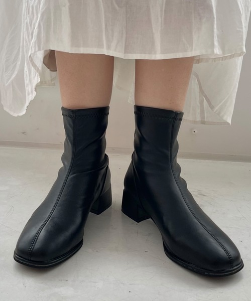 LAUIR(ラウアー)の「フェイクレザーショートブーツ(ブーツ・レディース・ブラック/クリーム・36/37/38/39/40)」の2枚目の写真