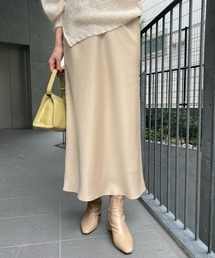 大人の着こなしに取り入れたい/サテンロングススカート