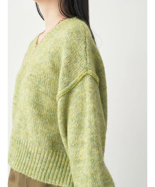 earth music&ecology(アースミュージックアンドエコロジー)の「ヘアリーVネックショートニット(ニット/セーター・レディース・ライム/ピンク/サックスブルー/ブラック/ライトベージュ・FREE)」の20枚目の写真