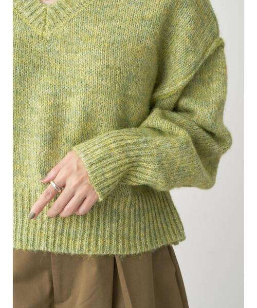 earth music&ecology(アースミュージックアンドエコロジー)の「ヘアリーVネックショートニット(ニット/セーター・レディース・ライム/ピンク/サックスブルー/ブラック/ライトベージュ・FREE)」の19枚目の写真