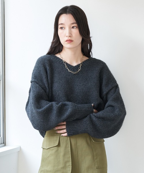 earth music&ecology(アースミュージックアンドエコロジー)の「ヘアリーVネックショートニット(ニット/セーター・レディース・ライム/ピンク/サックスブルー/ブラック/ライトベージュ・FREE)」の2枚目の写真