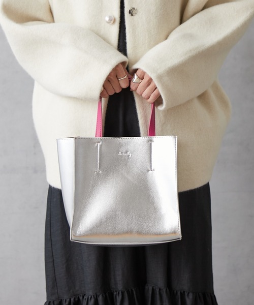 Actually（アクチュアリー）の「メタリックトートS ポーチ付き（トートバッグ・レディース・ブラック/シルバー/シルバー×ブラック/ブロンズ・フリー）」の3枚目の写真