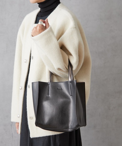 Actually（アクチュアリー）の「メタリックトートS ポーチ付き（トートバッグ・レディース・ブラック/シルバー/シルバー×ブラック/ブロンズ・フリー）」の2枚目の写真