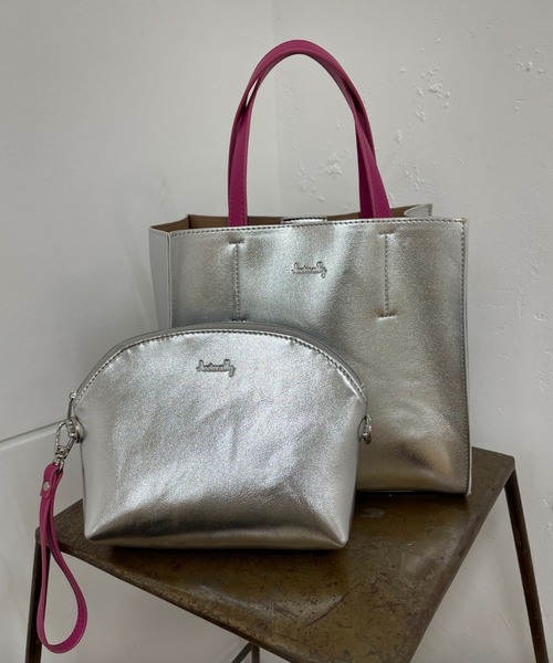 Actually（アクチュアリー）の「メタリックトートS ポーチ付き（トートバッグ・レディース・ブラック/シルバー/シルバー×ブラック/ブロンズ・フリー）」の5枚目の写真