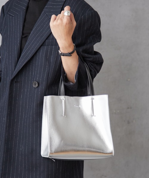 Actually（アクチュアリー）の「メタリックトートS ポーチ付き（トートバッグ・レディース・ブラック/シルバー/シルバー×ブラック/ブロンズ・フリー）」の16枚目の写真