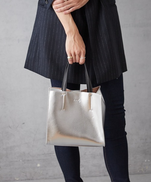 Actually（アクチュアリー）の「メタリックトートS ポーチ付き（トートバッグ・レディース・ブラック/シルバー/シルバー×ブラック/ブロンズ・フリー）」の14枚目の写真