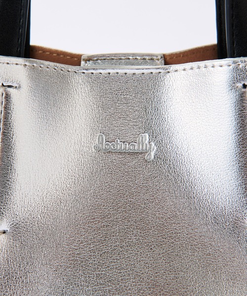 Actually（アクチュアリー）の「メタリックトートS ポーチ付き（トートバッグ・レディース・ブラック/シルバー/シルバー×ブラック/ブロンズ・フリー）」の6枚目の写真