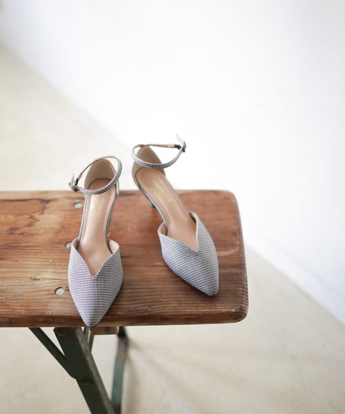 SESTO(セスト)の「キトゥンヒールアンクルストラップパンプス(パンプス・レディース・ゴールド/ブラック/チェック・22.5cm/23.0cm/23.5cm/24.0cm/24.5cm/25.0cm)」の3枚目の写真