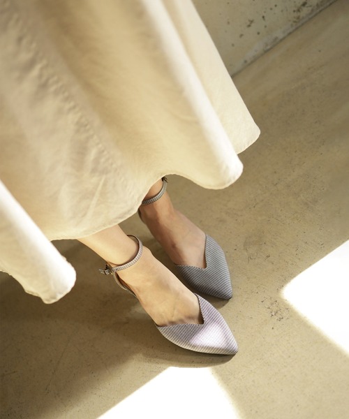 SESTO(セスト)の「キトゥンヒールアンクルストラップパンプス(パンプス・レディース・ゴールド/ブラック/チェック・22.5cm/23.0cm/23.5cm/24.0cm/24.5cm/25.0cm)」の14枚目の写真