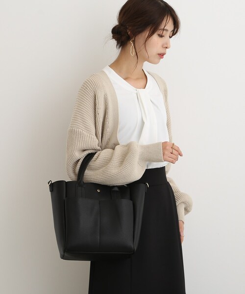 SHOO・LA・RUE（シューラルー）の「◆【2WAY】ダブルポケットスクエアトート（トートバッグ・レディース・ブラック/グレー/サンドベージュ・00）」の4枚目の写真