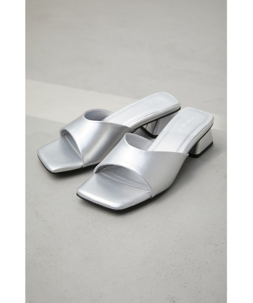 AZUL by moussy（アズールバイマウジー）の「FAUX LEATHER LOW HEEL SANDALS/フェイクレザーローヒールサンダル（サンダル・レディース・シルバー/ブラック/アイボリー/オレンジ・SMALL/MEDIUM/LARGE）」の4枚目の写真