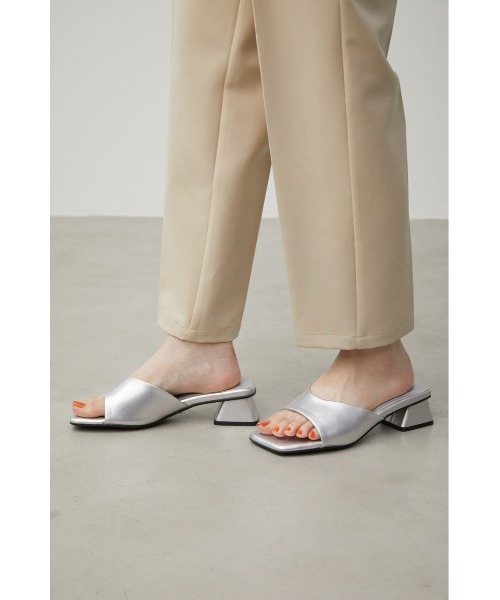 AZUL by moussy（アズールバイマウジー）の「FAUX LEATHER LOW HEEL SANDALS/フェイクレザーローヒールサンダル（サンダル・レディース・シルバー/ブラック/アイボリー/オレンジ・SMALL/MEDIUM/LARGE）」の8枚目の写真