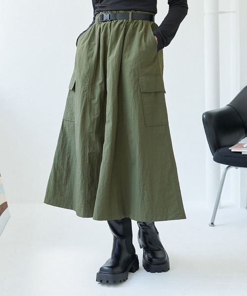 ECRIRE（エクリール）の「ベルト付きミリタリーカーゴスカート（スカート・レディース・ブラック/カーキ・M/L）」の2枚目の写真