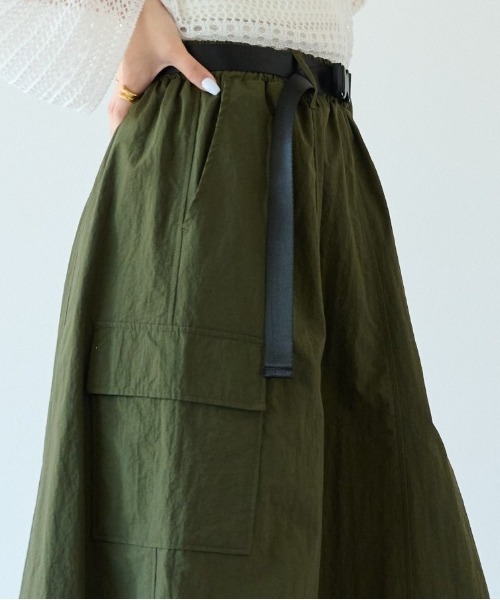 ECRIRE（エクリール）の「ベルト付きミリタリーカーゴスカート（スカート・レディース・ブラック/カーキ・M/L）」の8枚目の写真