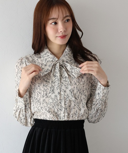 BLUEEAST（ブルーイースト）の「ボウタイリボンブラウス（シャツ/ブラウス・レディース・アイボリー系/ベージュ系/ピンクベージュ/オフホワイト/ネイビー/ブルーグレー/ブラック系/ブラック×ベージュ/ブラック/アイボリー/ブラウン/ホワイト系/ブラウン系・LARGE/MEDIUM）」の4枚目の写真