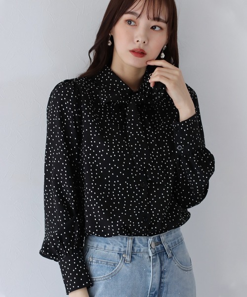 BLUEEAST（ブルーイースト）の「ボウタイリボンブラウス（シャツ/ブラウス・レディース・アイボリー系/ベージュ系/ピンクベージュ/オフホワイト/ネイビー/ブルーグレー/ブラック系/ブラック×ベージュ/ブラック/アイボリー/ブラウン/ホワイト系/ブラウン系・LARGE/MEDIUM）」の5枚目の写真