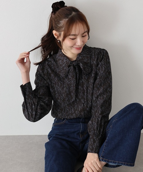 BLUEEAST（ブルーイースト）の「ボウタイリボンブラウス（シャツ/ブラウス・レディース・アイボリー系/ベージュ系/ピンクベージュ/オフホワイト/ネイビー/ブルーグレー/ブラック系/ブラック×ベージュ/ブラック/アイボリー/ブラウン/ホワイト系/ブラウン系・LARGE/MEDIUM）」の9枚目の写真