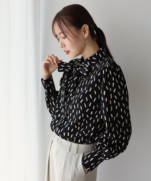 BLUEEAST（ブルーイースト）の「ボウタイリボンブラウス（シャツ/ブラウス・レディース・アイボリー系/ベージュ系/ピンクベージュ/オフホワイト/ネイビー/ブルーグレー/ブラック系/ブラック×ベージュ/ブラック/アイボリー/ブラウン/ホワイト系/ブラウン系・LARGE/MEDIUM）」の6枚目の写真