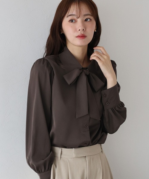 BLUEEAST（ブルーイースト）の「ボウタイリボンブラウス（シャツ/ブラウス・レディース・アイボリー系/ベージュ系/ピンクベージュ/オフホワイト/ネイビー/ブルーグレー/ブラック系/ブラック×ベージュ/ブラック/アイボリー/ブラウン/ホワイト系/ブラウン系・LARGE/MEDIUM）」の8枚目の写真