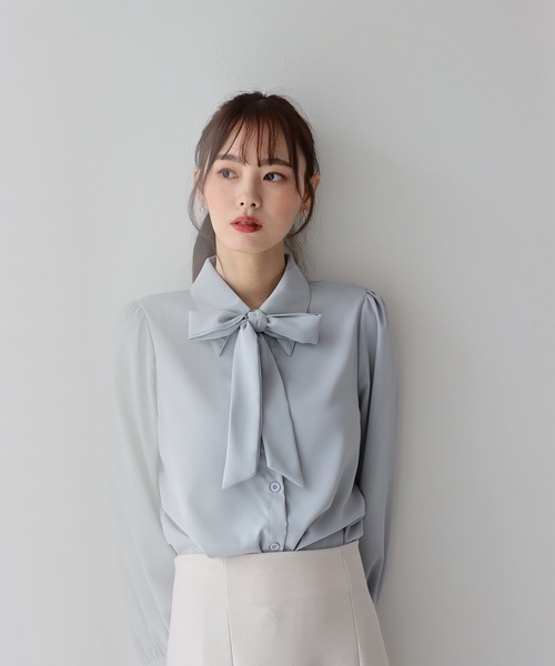 BLUEEAST（ブルーイースト）の「ボウタイリボンブラウス（シャツ/ブラウス・レディース・アイボリー系/ベージュ系/ピンクベージュ/オフホワイト/ネイビー/ブルーグレー/ブラック系/ブラック×ベージュ/ブラック/アイボリー/ブラウン/ホワイト系/ブラウン系・LARGE/MEDIUM）」の14枚目の写真