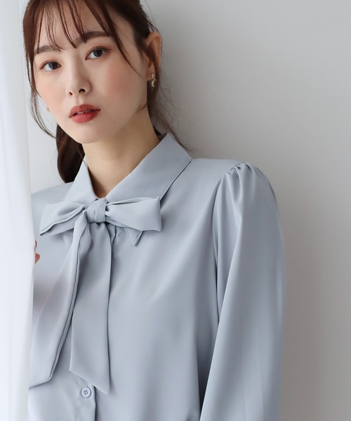 BLUEEAST（ブルーイースト）の「ボウタイリボンブラウス（シャツ/ブラウス・レディース・アイボリー系/ベージュ系/ピンクベージュ/オフホワイト/ネイビー/ブルーグレー/ブラック系/ブラック×ベージュ/ブラック/アイボリー/ブラウン/ホワイト系/ブラウン系・LARGE/MEDIUM）」の19枚目の写真