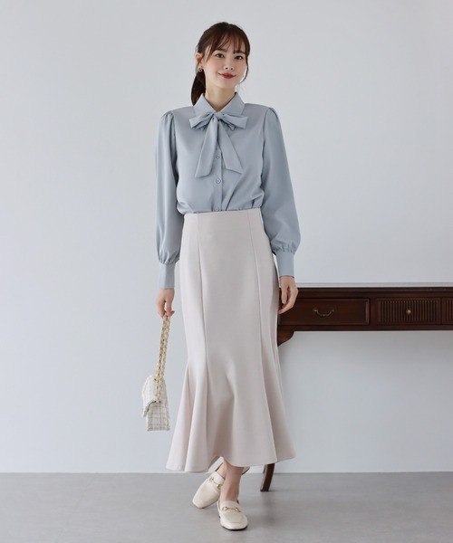 BLUEEAST（ブルーイースト）の「ボウタイリボンブラウス（シャツ/ブラウス・レディース・アイボリー系/ベージュ系/ピンクベージュ/オフホワイト/ネイビー/ブルーグレー/ブラック系/ブラック×ベージュ/ブラック/アイボリー/ブラウン/ホワイト系/ブラウン系・LARGE/MEDIUM）」の21枚目の写真