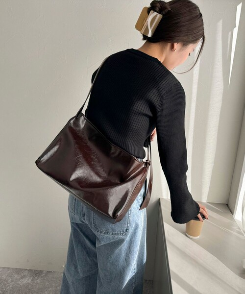 fredy emue（フレディエミュ）の「フェイクレザービッグショルダーバッグ（ショルダーバッグ・レディース・ブラック/ダークブラウン・FREE）」の2枚目の写真