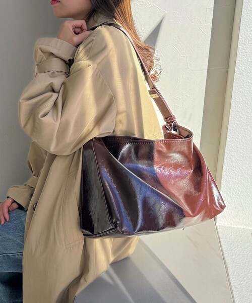 fredy emue（フレディエミュ）の「フェイクレザービッグショルダーバッグ（ショルダーバッグ・レディース・ブラック/ダークブラウン・FREE）」の3枚目の写真